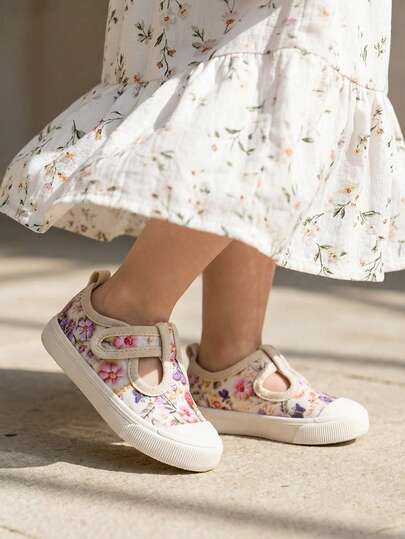 1 双新款女童紫色森林主题帆布鞋，花卉蝴蝶印花，魔术贴搭扣，圆头，柔软平底，舒适轻便，休闲鞋，适合春季花园郊游、幼儿园自然主题艺术展览和阳台园艺活动（图案随机）