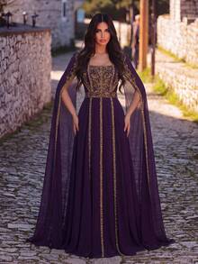 Faeriesty 这款女士雪纺方领礼服采用披肩式设计，饰以精致刺绣和亮片，修身胸衣，及地长裙，裙摆饰有荷叶边。是婚礼、正式晚宴、红毯活动和高端正式晚宴的理想之选。春季派对必备 - 紫色 - 查看 4