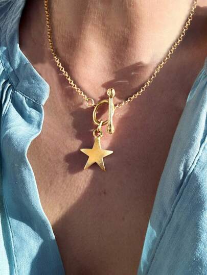 1件简约休闲星形金属金色吊坠项链，男女皆宜情侣款，适合海滩、派对、休闲户外穿着
