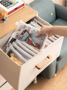 1个透明文件袋，有A4/A5/A6三种尺寸可选。每包包含1个文件袋。共有小号、中号和大号三种尺寸。拉链文件袋，可用作拼图玩具收纳袋、铅笔盒、文件夹、办公用品收纳袋、礼品袋、学习用品收纳袋。 - A - 查看 11