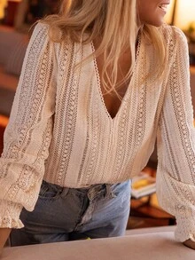 Áo kiểu nữ tay dài cổ chữ V khoét sâu bằng ren móc, chất liệu polyester hơi xuyên thấu, dáng suông. - Màu be - Xem 3