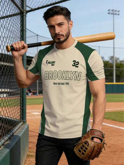 Áo thun nam tay ngắn in kỹ thuật số 3D màu xanh ô liu phối màu tương phản, kiểu raglan, họa tiết chữ và số chủ đề thành phố, đường kẻ phân cách theo phong cách thể thao cổ điển, tay lửng thoải mái, đa năng, thể hiện phong cách đường phố và vintage cho trang phục hàng ngày.