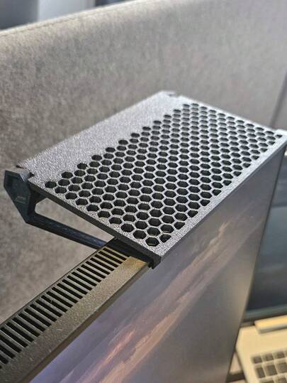 1个可调节显示器支架，采用蜂窝网格设计，适用于各种厚度的显示器。完美适用于曲面或不规则形状、窄边框的显示器。