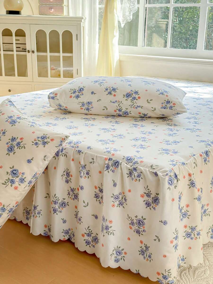 Bộ 3 món (1 ga trải giường, 2 vỏ gối) Ga trải giường màu trắng với họa tiết hoa nhỏ màu tím xanh, viền lá sen, che phủ toàn bộ giường khỏi bụi bẩn, bộ 3 món ga trải giường xếp ly kèm 2 vỏ gối.
