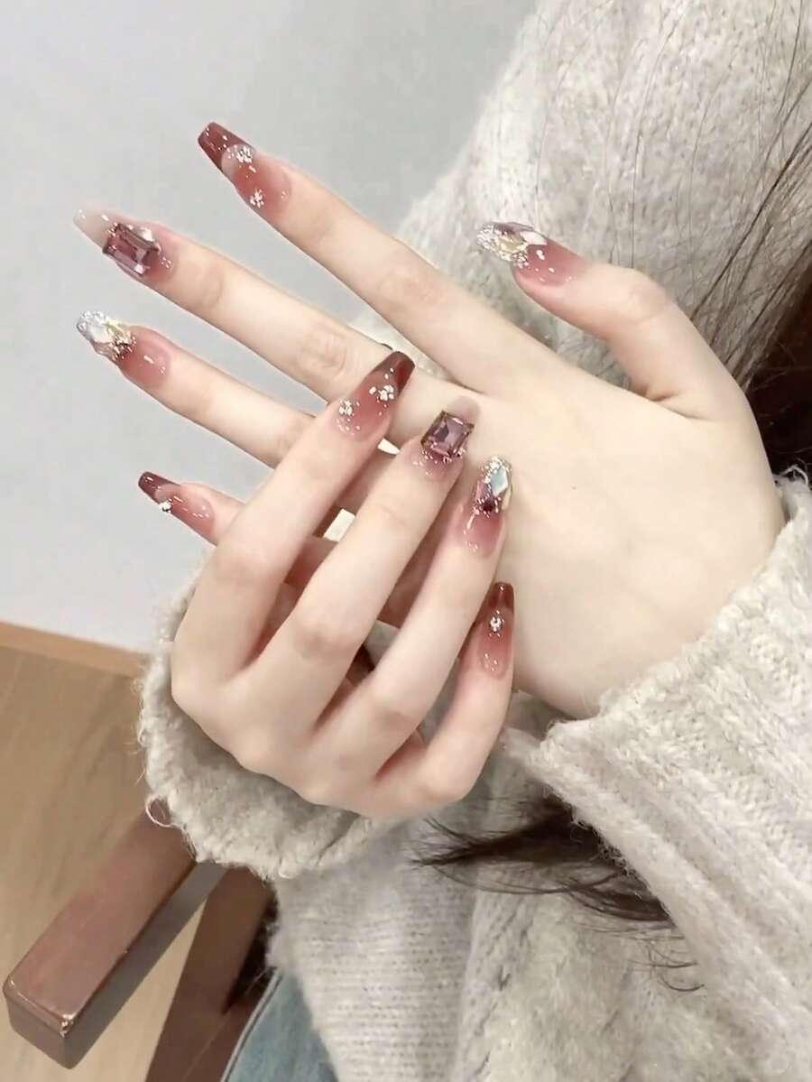 30片中号长方形（梯形）A型美甲贴纸，奢华渐变红棕色钻石美甲，以清新红棕色为底色，搭配优雅的方形钻石和闪粉点缀，多层设计充满秋冬气息，适合约会、派对或需要精致奢华美甲的场合。 - 彩色 - 查看 1