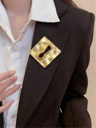 1pc Square Metal Hollow Key Shaped Brooch, European And American Style Personalized Fashion Brooch For Women And Girls, Suitable For Travel, Wedding, Party, Birthday, Christmas Gift 2026