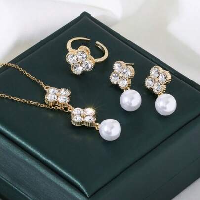 一套四叶草图案的不褪色珍珠项链、耳环和戒指——一套风格相似的女士配饰。适合作为礼物送给闺蜜或女朋友。三件套配饰。
