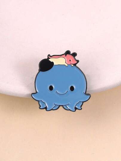 1 chiếc huy hiệu tráng men hình bạch tuộc và bạn đồng hành, hình tròn với thiết kế tương tác ở phía trên, phối màu xanh dương và hồng tươi mát, ghim cài áo hoặc ba lô kiểu dáng dễ thương, phù hợp cho người hâm mộ hoạt hình thú cưng dễ thương theo phong cách tối màu.