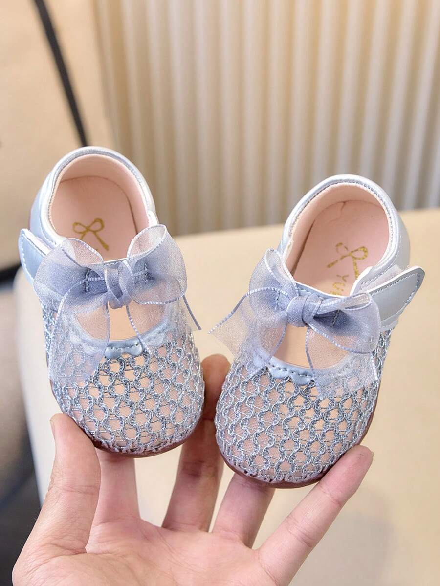 1 đôi giày bệt thời trang xuân/hè mới 2026 cho bé gái, giày mềm cho bé với thiết kế lưới khoét lỗ dễ thương. - Bạc - Xem 1