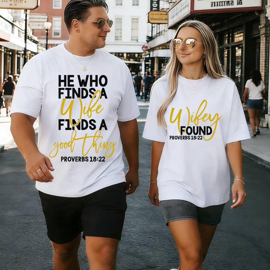 El que encuentra una esposa Proverbios 18:22 camisas de pareja, la esposa encontró camisetas a juego, conjuntos cristianos para parejas, versículos bíblicos camisetas para él y para ella, conjuntos de verano, conjuntos de vacaciones para mujeres, conjuntos de verano para mujeres, conjuntos de primavera para mujeres, verano, ropa de verano, tops, tops de verano, conjuntos de club para mujeres, mujeres business casual, camisas, maija, vestidos de primavera para mujeres, ropa, ropa bohemia para mujeres, tops para salir mujeres, vestidos para mujeres para salir, vestidos para mujeres de verano, conjuntos de fiesta para mujeres, ropa de playa, top, ropa de mujer maja, conjuntos de sol para mujeres, un newsta - Blanco - Ver 1