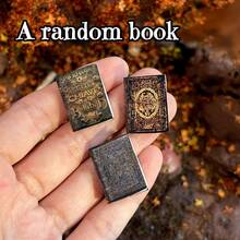 以奇幻仙境冒险为主题的微缩模型，包含九件魔法收藏品，包括魔法书、女巫帽、魔杖、水晶球、羽毛笔、红宝石蜘蛛和水晶药水瓶。1:12比例的娃娃屋装饰品。 - 均碼 - 查看 8