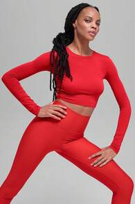 Alo Yoga Alo Alosoft Crop Finesse Long Sleeve True To Size Women's Bright Red W3601r - 紅色 - 查看 4