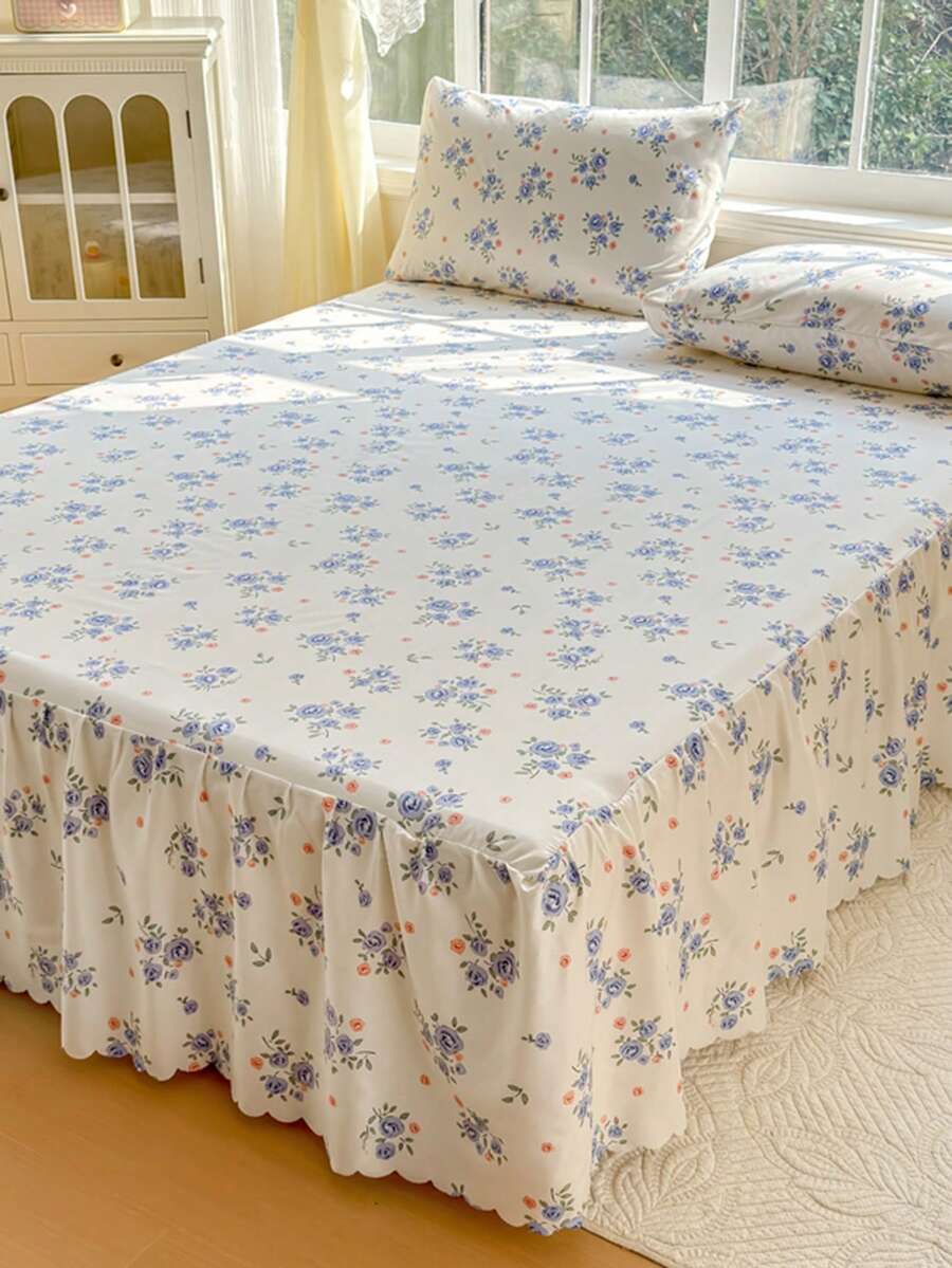 3件套（1件床裙，2件枕套）白色床裙，饰以紫色蓝色小花印花和荷叶边，全覆盖防尘，裙边设计，三件套褶皱床裙，含2个枕套，床上用品套装