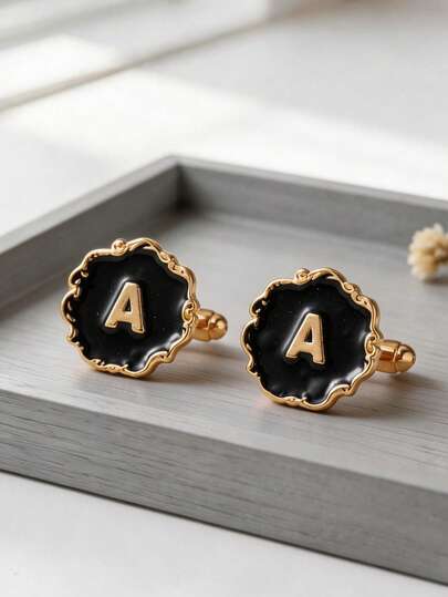 一对个性化时尚简约休闲商务风26字母不锈钢袖扣，适合男士日常搭配西装衬衫，是送给朋友、生日或节日的绝佳礼物。