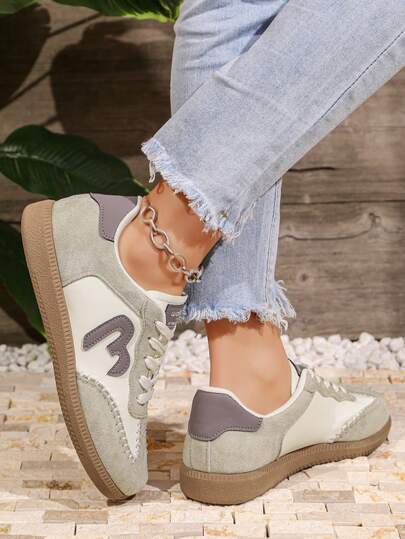 Giày thể thao nữ kiểu dáng retro phối màu chữ M, giày da lộn buộc dây cổ thấp, thích hợp cho đi mua sắm, hẹn hò, cuối tuần, tập thể dục, chơi tennis, trượt ván và các hoạt động khác.