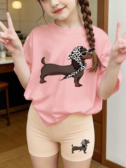 Bộ đồ bé gái gồm áo thun cổ tròn tay ngắn họa tiết chó dễ thương và quần short, chất liệu mềm mại, thoải mái, phong cách đường phố năng động, thời trang và độc đáo, phù hợp cho mùa hè đi học, kỳ nghỉ, tiệc tùng và mặc hàng ngày.