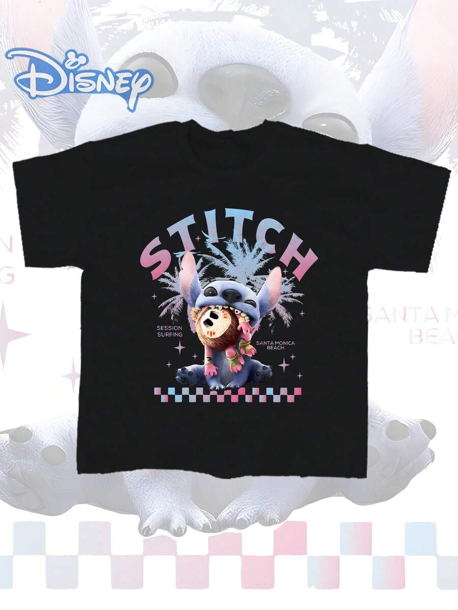 Ce t-shirt d'été pour homme Disney *Lilo & Stitch* arbore des motifs ludiques, une finition vieillie d'inspiration vintage et une coupe sans coutures. Confectionné en pur coton, il offre un confort exceptionnel et une excellente respirabilité. Son design allie avec brio style outdoor et streetwear, et est agrémenté d'un col rond classique. Pièce de qualité signée d'une marque tendance, il constitue un cadeau idéal pour vos proches, qui fera assurément plaisir à son destinataire. - Noir - Voir 1