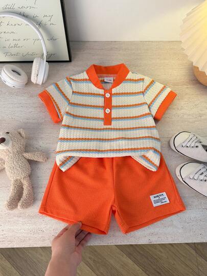 两件套男婴时尚街头风彩色条纹Polo衫和橙色短裤套装，适合街头、休闲、上学穿着