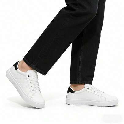 男士黑白皮革运动鞋，柔软透气，经久耐穿，系带低帮压纹图案设计，春秋季休闲街头风度假鞋