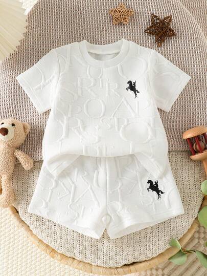 2件套男婴休闲户外礼物舒适时尚可爱单人骑马黑色图案白色圆领短袖T恤和短裤套装，适合夏季户外穿着