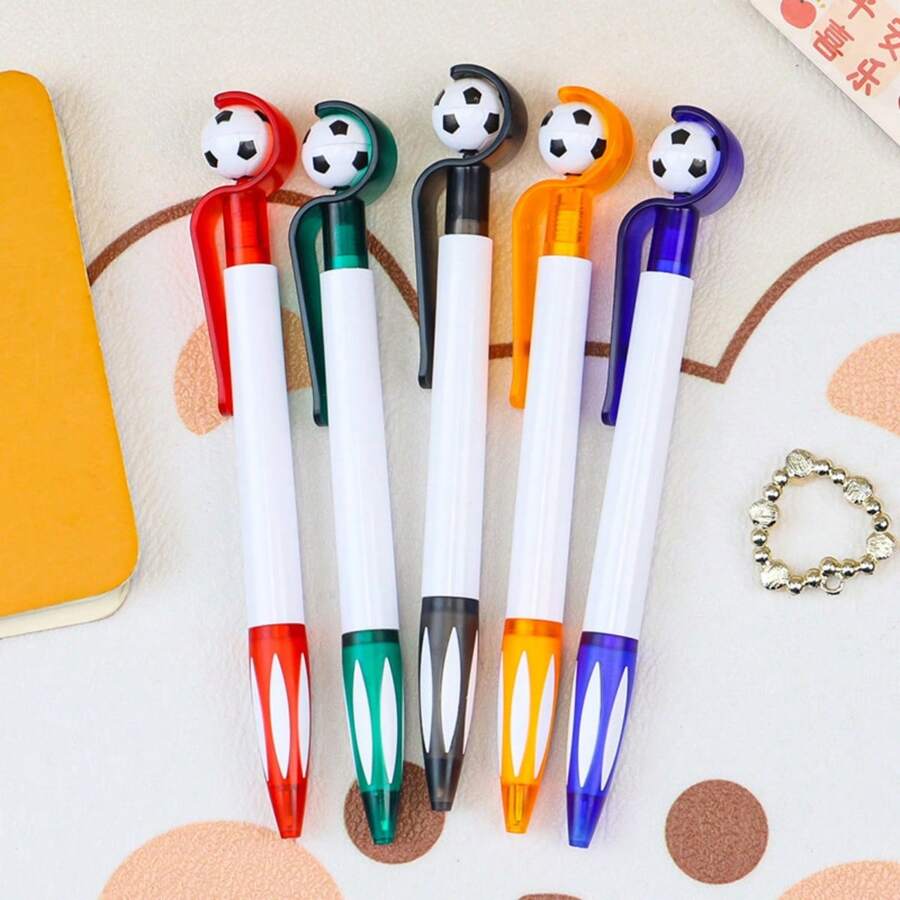 OBOVAY 5pcs/Set - (Color de carcasa de bolígrafo aleatorio) Bolígrafo retráctil con tapa en forma de balón de fútbol, 0.5mm negro, juego de bolígrafos de escritura con diseño de balón de fútbol de la Copa del Mundo, bolígrafo de plástico multicolor con clip para bolsillo, adecuado para la escuela y la oficina, papelería divertida y recuerdo de la Copa del Mundo para estudiantes, suministros de aprendizaje, oficina, uso escolar, herramienta de dibujo, suministros de oficina - Múltiples estilos - Ver 1