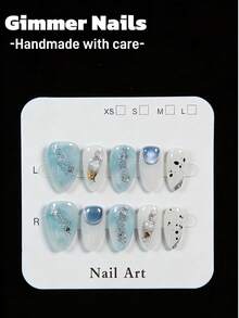 10片手工制作的杏仁形按压式假指甲（可佩戴），既是美甲用品又是装饰品。这些精美的指甲采用浅蓝色渐变水洗设计，点缀着不规则的银箔碎片和细闪粉，以及3D蓝色猫眼石。它们可以修饰手型，提亮手部轮廓。套装包含使用工具，包括凝胶胶和指甲锉，指甲可重复使用，且易于快速卸除。 - 淺藍色 - 查看 8