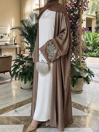 Áo Abaya liền thân bằng satin thêu và đính cườm, kiểu kimono thêu bướm 3D, phong cách tối giản và thanh lịch, không kèm áo lót bên trong, thắt lưng và khăn choàng.