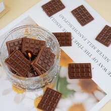 巧克力造型香氛蜡烛，手工大豆蜡香薰蜡烛，逼真的食物造型，适合家居装饰、舒缓压力，也是一份独特的乔迁礼物；巧克力香氛蜡烛，可放置于托盘、书架上，散发焦糖香气，适合作为圣诞节、情人节、感恩节、万圣节等节日的礼物；也是送给闺蜜、朋友和家人的绝佳生日礼物和乔迁礼物。 - 多色 - 查看 2