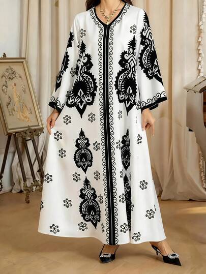 一件黑白印花V领宽松长款休闲阿拉伯风格长袖长袍，时尚优雅