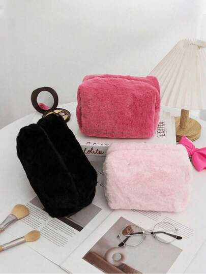 1 pieza Bolsa de cosméticos de peluche linda, adecuada para viajes y estudiantes, material de peluche, minimalista y de moda, puede almacenar cosméticos, suave y esponjoso, un regalo ideal para mujeres en invierno. Esta bolsa de mano de peluche también se puede usar como estuche para lápices, con un diseño de gran capacidad, suave y cómodo, una opción ideal para bolsas de cosméticos de viaje, bolsas de almacenamiento de joyas, bolsas de almacenamiento de brillo de labios, y también adecuado para la decoración del hogar, lleno de estilo bohemio, una opción ideal para vacaciones, playa, baño, dormitorio y otras ocasiones.
