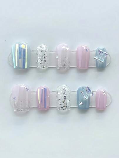 Bộ 10 móng giả thủ công nguyên chất, kích thước trung bình, hình vuông, với màu nền xanh nhạt, hồng tím và trắng tinh khiết. Sản phẩm kết hợp các họa tiết sọc cực quang, sequin hình ngôi sao, kim tuyến bạc và hình bướm 3D, tạo nên vẻ ngoài thanh thoát và sống động. Móng giả nhẹ nhàng, thanh lịch và dễ thương dành cho phái nữ và các cô gái, thích hợp cho các lễ hội, tiệc tùng mùa xuân, hè, thu đông và sử dụng hàng ngày.