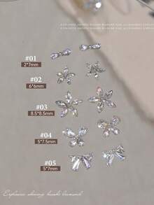5 piezas Decoraciones de arte de uñas de mariposa de circonita de lujo, flores transparentes blancas de 5 pétalos de varios tamaños, piedras de rhinestones de circonita versátiles para decoración de uñas - Blanco - Ver 6