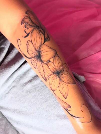 1 Packung - Temporäre Tattoo Aufkleber, botanischer Stil, jeder mit einem realistischen Lilien-Design, das in zarte schwarze Linien umrandet ist. Perfekt für Partys, Hochzeiten und besondere Anlässe. Blumen-Themen temporäre Tattoo Aufkleber, Party Accessoires, naturinspirierte Designs. Hält 7-14 Tage.