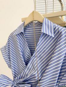 Áo kiểu dáng thanh lịch, ôm sát, cổ chữ V, tay ngắn, phối nơ eo, màu xanh dương và trắng kẻ sọc, dành cho nữ, thích hợp cho mùa hè. - Xanh và trắng - Xem 4