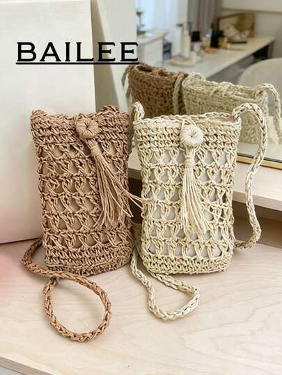 BAILEE 这款时尚休闲的夏季单肩编织包，饰有草编流苏，采用搭扣设计。包包可容纳手机、口红、润唇膏、耳机等物品。可单肩背或斜挎。非常适合日常出行、海滩度假、休闲活动和拍照。是馈赠家人、朋友或爱人的理想之选，尤其适合作为生日或节日礼物。