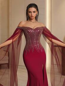 Abito da sera lungo e formale rosso con spalle scoperte e decorazioni in perline, con maniche in rete e design con spacco alto, elegante abito da ballo per donna - Bordò - Visualizzare 7
