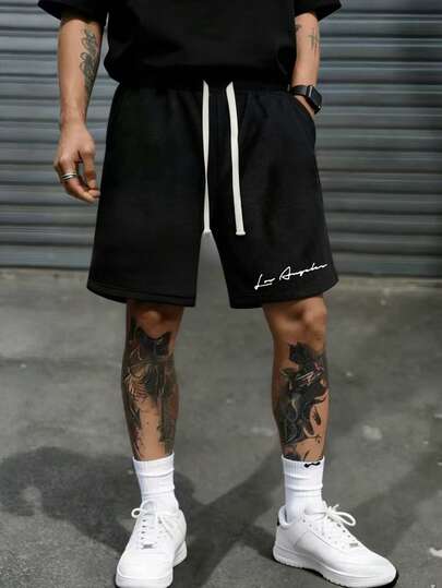 黑色休闲短裤，简约设计诠释休闲态度，柔软面料带来全天候舒适穿着体验。无论街头时尚还是休闲居家，都能轻松驾驭，展现您的独特男士风格。夏季