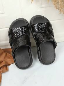 儿童鳄鱼纹亮面PU皮拖鞋，防滑耐穿，露趾设计，可调节绑带，厚实缓震平底，时尚休闲拖鞋，适合上学、日常穿着和海滩活动。 - 黑色 - 查看 5