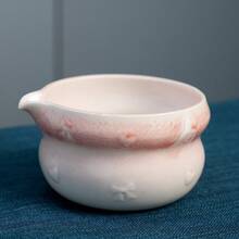 粉色陶瓷抹茶茶具套装，包含抹茶筅、抹茶碗、抹茶勺和茶架，适合抹茶爱好者和初学者。 - 彩色 - 查看 5