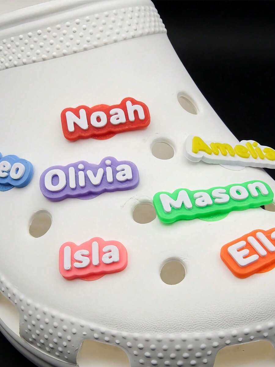 Personalisierter Text/Name Anhänger | Personalisiertes Schuhzubehör | Einzigartige Holzklogs Dekoration | Personalisierte Geschenke für Männer & Frauen | Personalisierte Schuh Dekorationen - Verschiedenfarbig - Übersicht 1