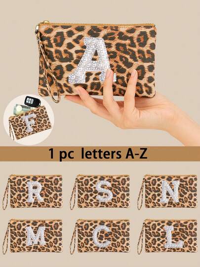 1. Ví đựng tiền xu mini có khóa kéo in họa tiết da báo dành cho nữ, dùng làm túi đựng mỹ phẩm, túi đựng đồ; được in 26 chữ cái ngọc trai - từ A đến Z, chiếc ví đựng tiền xu dễ thương và cá tính này được thiết kế riêng. Túi cầm tay có khóa kéo, được làm từ chất liệu mềm mại, không dễ bị sờn hay phai màu. Có chất liệu và kiểu dáng thời trang; thích hợp để đựng thẻ tín dụng, giấy tờ, son môi, điện thoại di động, tai nghe và tiền lẻ. Đây là món quà tuyệt vời cho Ngày Valentine, Ngày của Mẹ và là món quà cá nhân hóa ý nghĩa.