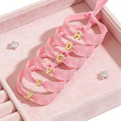 Vòng tay satin hồng chữ cái A-Z, vòng tay ruy băng vàng cá nhân hóa, vòng đeo tay vải điều chỉnh được khắc tên dành cho phụ nữ và thanh thiếu niên, lý tưởng làm quà tặng cho phù dâu và đeo hàng ngày, phù hợp cho tiệc cưới và quà tặng bạn bè, hoàn hảo cho lễ Phục sinh, tiệc cưới và quà sinh nhật, đa năng như vòng tay tình bạn, phụ kiện phù dâu và vòng đeo tay có thể đeo chồng lên nhau, thắt nút thủ công (tự lắp đặt).