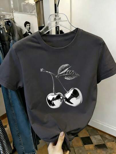 Kirschprint Rundhals Kurzarm T-Shirt mit Metallic Akzent. Damen Neuer minimalistischer süßer Muster Lässig Urlaubs Loose Fit Rundhals Kurzarm T-Shirt, modischer Alltags-Top, geeignet für täglichen Urlaubsoutfit. Damen bedrucktes Kurzarm T-Shirt, geeignet für SommerAlltag Outfit, passend für Feiertage wie Valentinstag, Schulanfang, Lehrertag. Buchstaben-Muster Kurzarm T-Shirt, weich, locker und bequem High-End Streetwear Urlaubs Stil lässiges vielseitiges Kurzarm Top