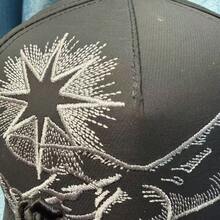 Gorra de béisbol ajustable, transpirable y de malla para hombre, con diseño de letras de hip-hop de AMIRI - Negro - Ver 5