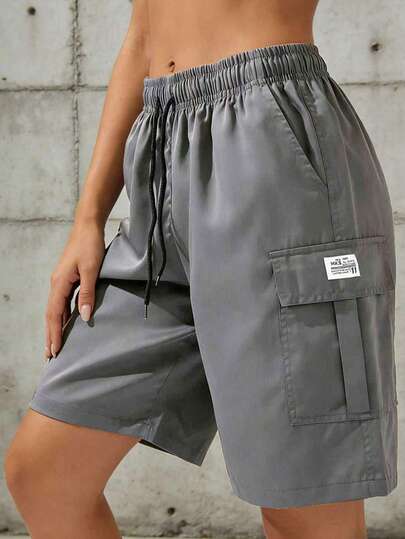 女士加厚多口袋实用短裤，采用防撕裂透气面料制成，户外休闲短裤