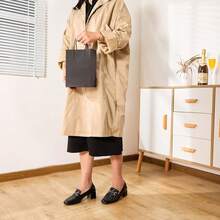 Kích thước 22*16*8cm, thiết kế màu đen mờ 6/12, trang nhã, chất liệu giấy Kraft chắc chắn, tay cầm bằng dây thừng bền, thích hợp sử dụng nhiều lần. - Xem 3