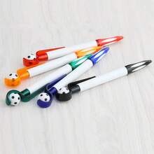 OBOVAY 5pcs/Set - (Color de carcasa de bolígrafo aleatorio) Bolígrafo retráctil con tapa en forma de balón de fútbol, 0.5mm negro, juego de bolígrafos de escritura con diseño de balón de fútbol de la Copa del Mundo, bolígrafo de plástico multicolor con clip para bolsillo, adecuado para la escuela y la oficina, papelería divertida y recuerdo de la Copa del Mundo para estudiantes, suministros de aprendizaje, oficina, uso escolar, herramienta de dibujo, suministros de oficina - Múltiples estilos - Ver 7