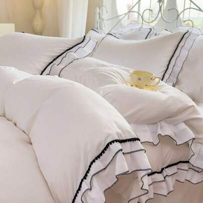 Bộ 3 món màu trắng nữ tính, kiểu dáng tối giản, mềm mại và thoáng khí với hai lớp bèo nhún và tua rua (1 vỏ chăn + 2 vỏ gối, không kèm ruột chăn), thích hợp cho phòng ngủ và phòng khách, có thể giặt máy, sử dụng được cả bốn mùa.