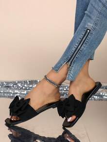 Sandalias planas de mujer con punta cuadrada en negro, con decoración de lazo y correa única, sandalias de playa deslizantes elegantes y versátiles para el verano - Negro - Ver 4