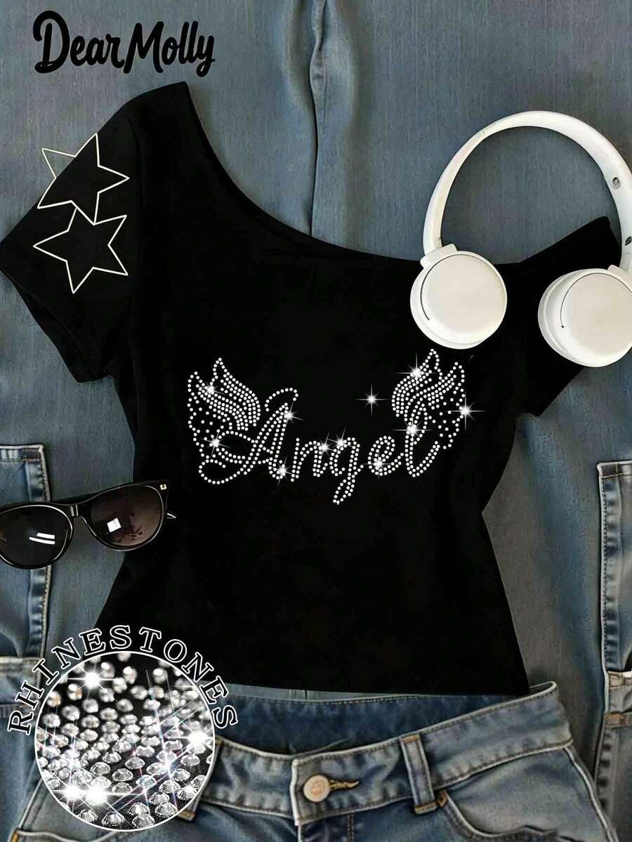Camiseta asimétrica de hombro con gráfico de ángel de strass DEAR MOLLY, Crop top con patrón de alas brillantes, Ropa casual de verano negra y sexy con hombros asimétricos - Negro - Ver 1